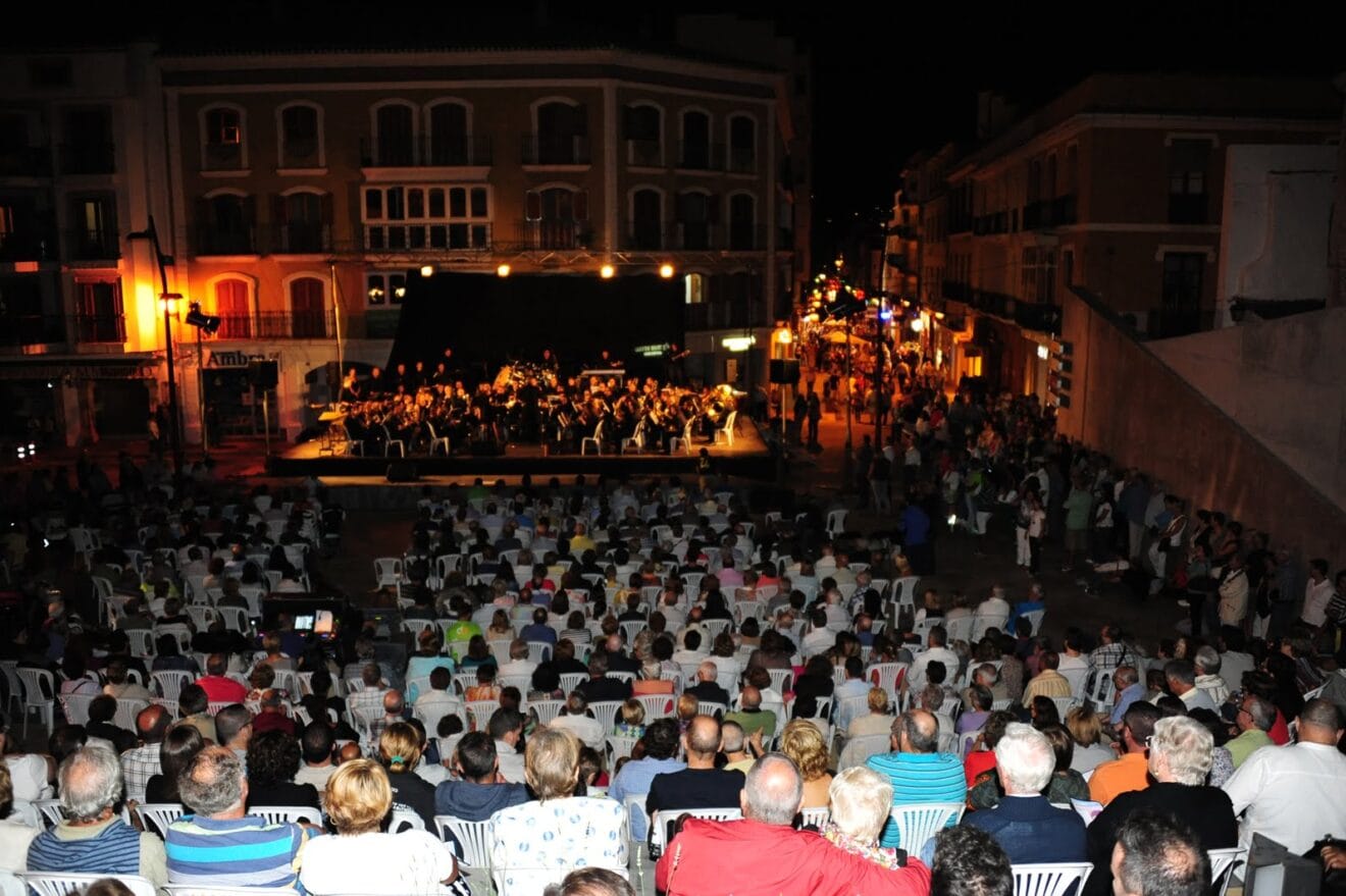 Multitudinario concierto de la Agrupación Artística Musical de Dénia el día 9 de octubre
