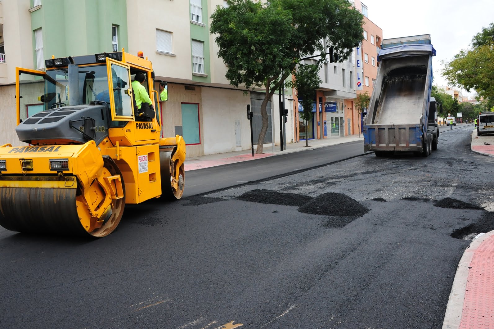 Obras de esfaltado en la avenida Miguel Hernández de Dénia tras los trabajos de reurbanización