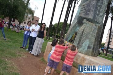 Ofrenda de flores a la estatua de Jaume I