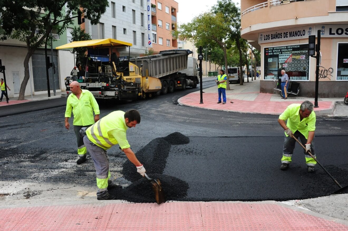 Operarios del ayuntamiento esfaltando la Avenida Miguel Hernández