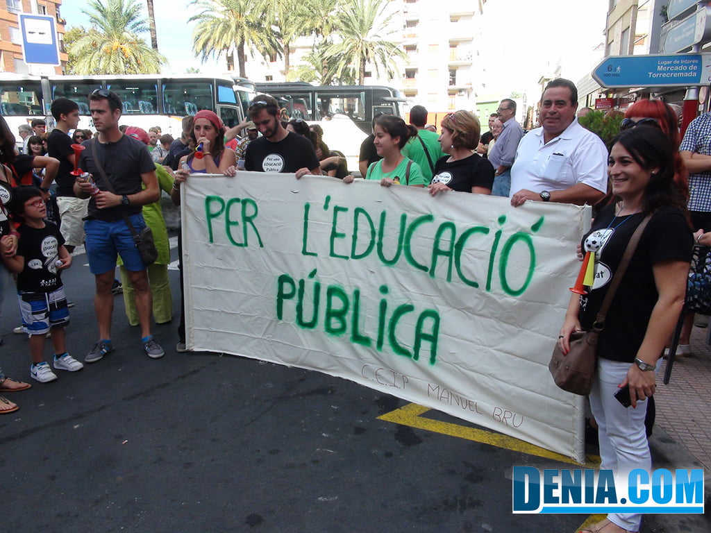 Pancarta a favor de la Educación Pública en la Manifestación de Dénia