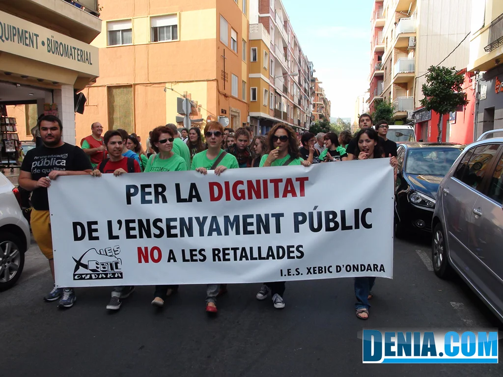 Pancarta a favor de la enseñanza pública durante la manifestación de Dénia