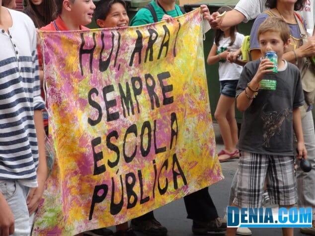 Pancarta en apoyo a la educación pública