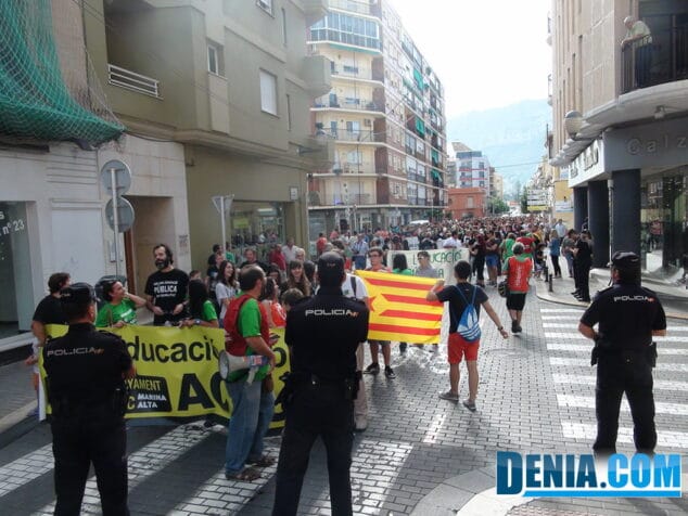 Presencia de la Policía Nacional en la manifestación por la educación de Dénia