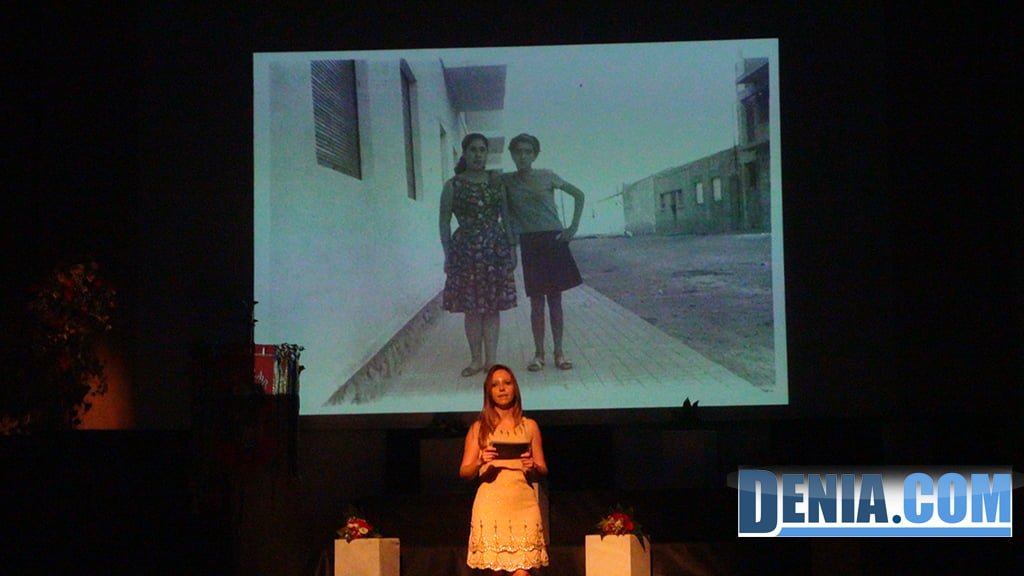 Presentación Falla Saladar 2014, Marta Pérez con foto del recuerdo
