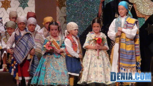 La ciudad de Daniya se rinde ante Paula Pedro Montserrat, Fallera Mayor Infantil de Port Rotes 9 Presentación de la xicalla de la Falla Port Rotes 2013 2014