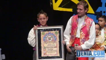 Presidente Infantil Camp Roig 2014, Ulises Naranjo, recogiendo placa conmemorativa