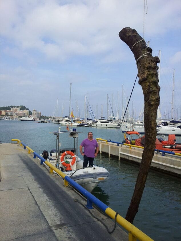 Recuperaicón de un tronco de árbol en la costa dianense