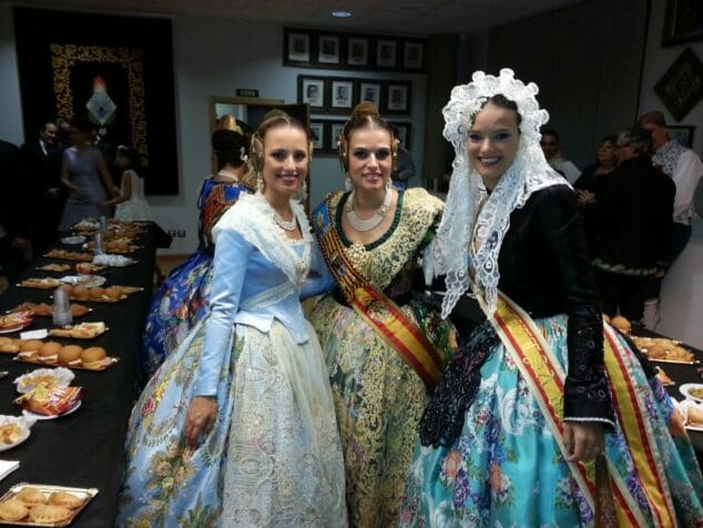 Sara Femenía con la Fallera Mayor de Valencia y la Bellea del Foc de Alicante