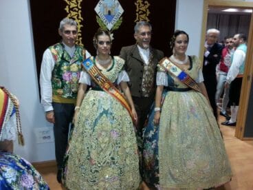 Sara y Jaume junto a la Fallera Mayor de Gandía y el presidente