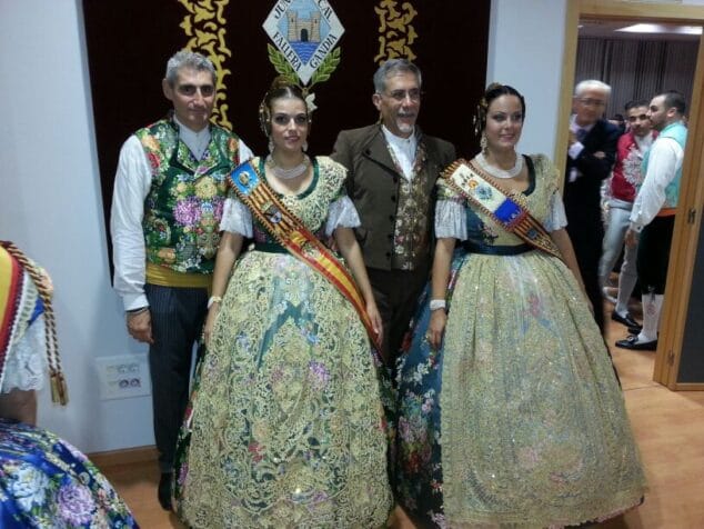 Sara y Jaume junto a la Fallera Mayor de Gandía y el presidente