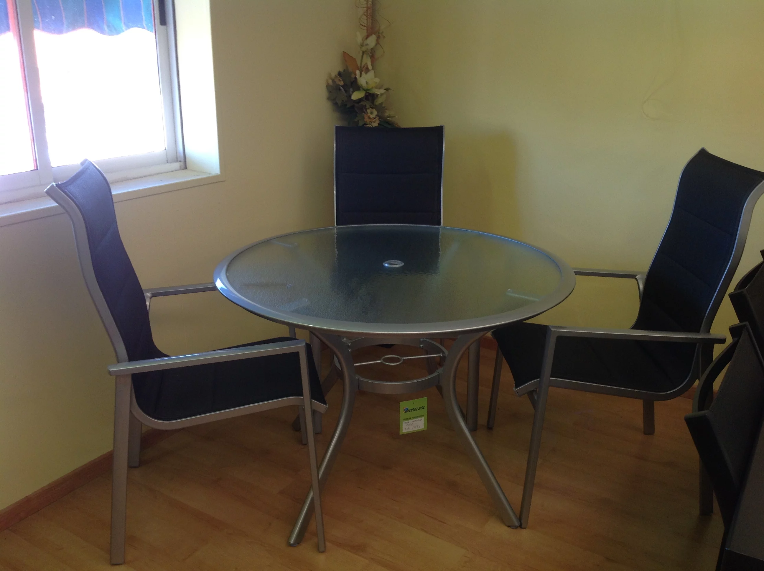 Sorteo Mobelsol, mesa de 105 cm de diametro y tres sillones de aluminio sling