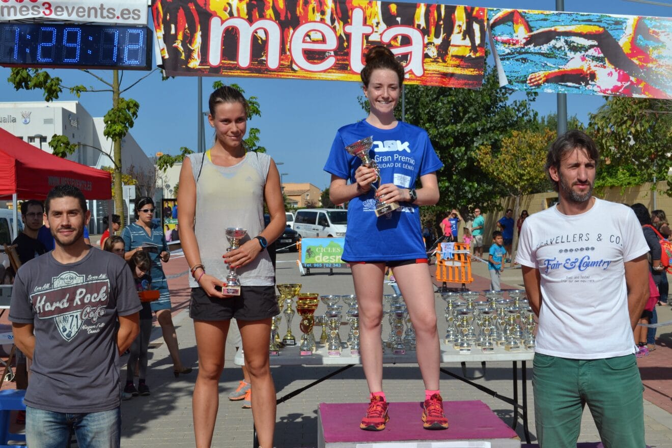 Molly Woods y Aine Sentous en el podium.