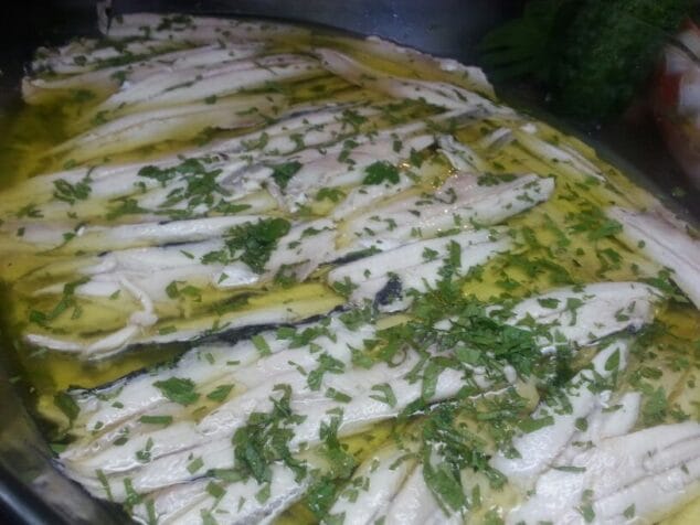 Tapa boquerones en los fines de semana de barra libre de tapas de El Jamonal.