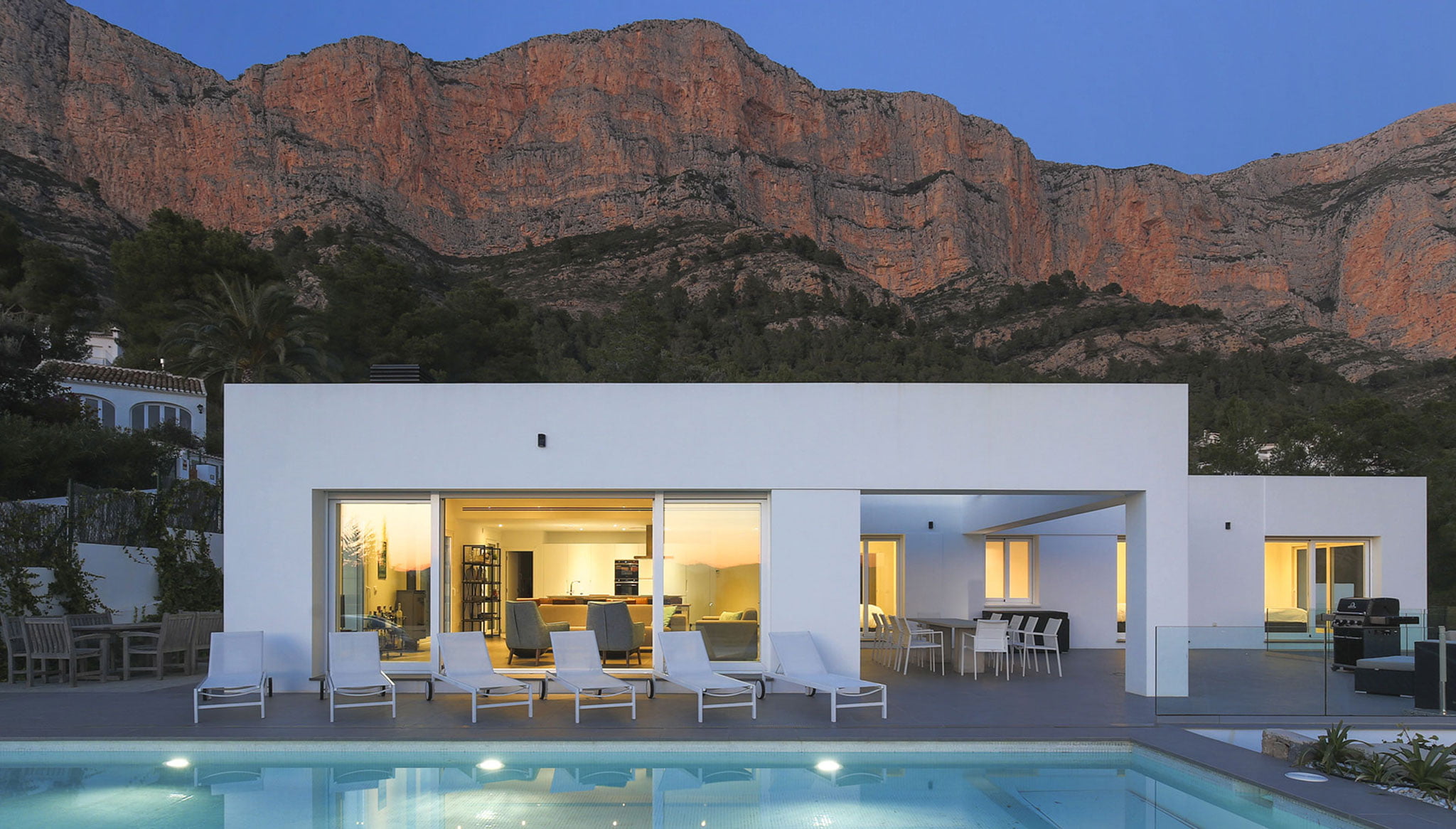 Exterior villa con Montgó a la espalda – Quality Rent a Villa