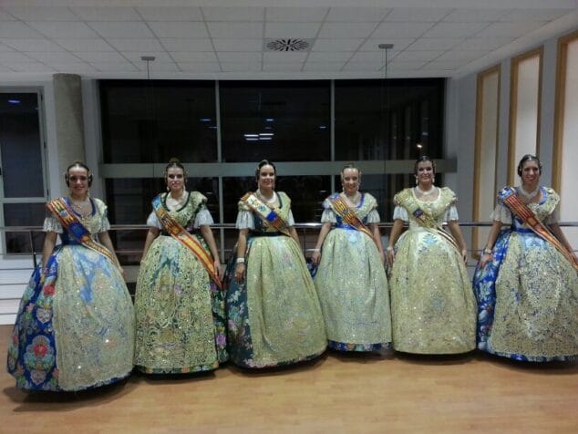 sara Femenía junto a las FFMM del G6