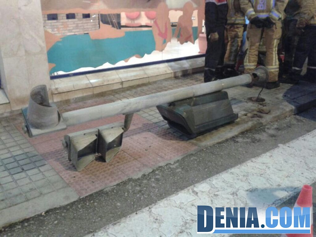 Bomberos y policías en la Avenida de Alicante de Dénia