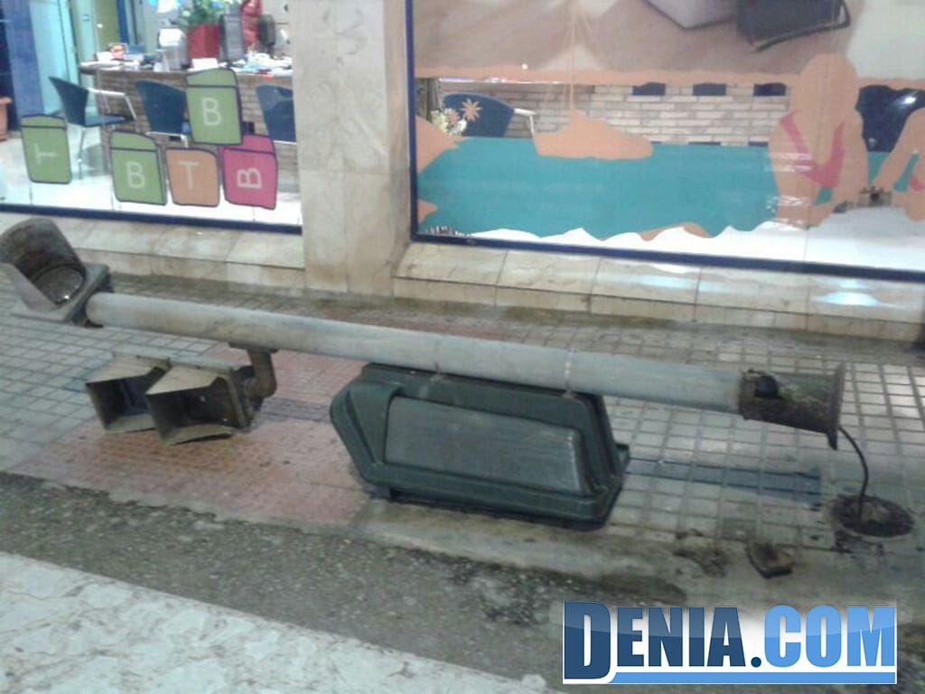 Cae un semáforo en la Avenida de Alicante de Dénia