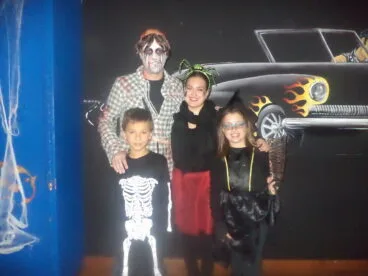 Cargos de la Falla Oeste en la fiesta de Halloween