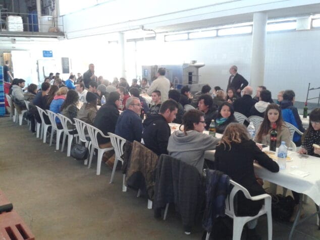 Comida entre estudiantes y pescadores en el Pòsit de Dénia