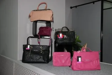 Complementos, bolsos de marcas internacionales en la nueva tienda Twiggy
