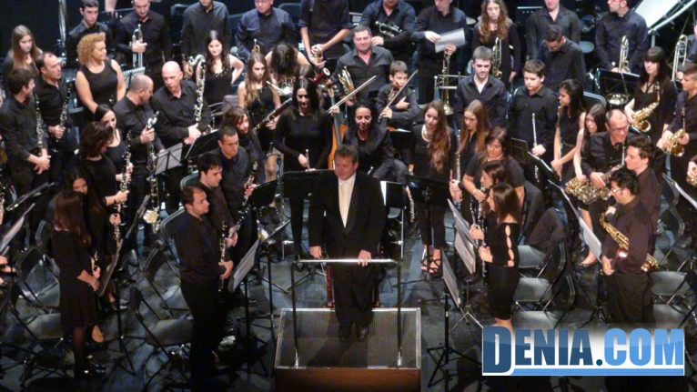 Frank de Vuyst dirigió el concierto de Santa Cecilia de la Banda de Dénia