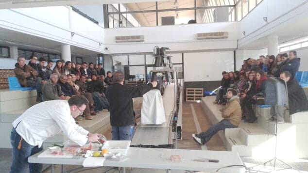 Encuentro entre estudiantes y pescadores en el Pòsit de Dénia