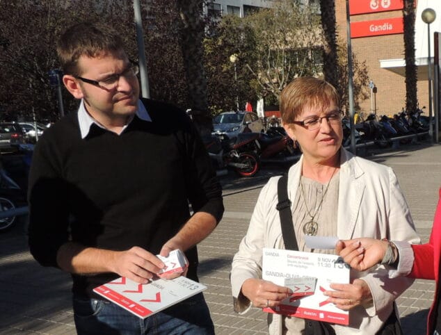 Enric vengut y Pepa Izquierdo frente a la estación de tren de Gandía