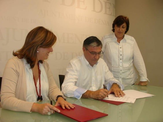Firma del convenio del ayuntamiento con el Real Club Náutico de Dénia