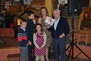 Manolo junto a su nieta Mónica y sus bisnietos