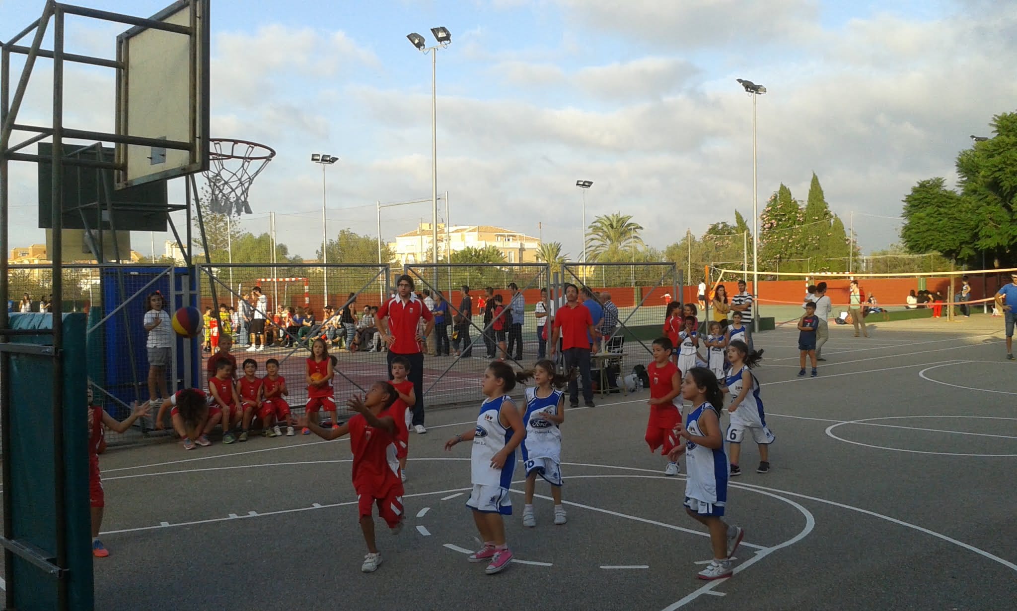 La liga local de baloncesto en Dénia ilusiona a todos