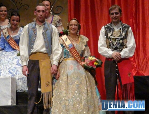 El fantasma de la Ópera guía la presentación de Cristina Vallalta, Fallera Mayor de Camp Roig 17 Presentación Camp Roig 2014 15 Corte de honor