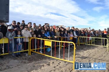 Público asistente a la suelta de tortugas