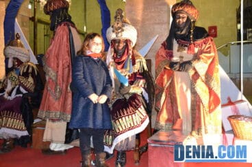 Una niña le entrega su carta al emisario real