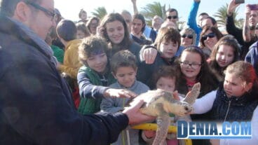 Sisco Signes muestra una tortuga a los niños