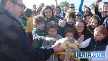 Sisco Signes muestra una tortuga a los niños
