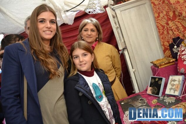El Mercado Medieval sorprende a los visitantes con una mayor oferta de productos y actividades 21 21 Inauguración del Mercado Medieval de Dénia Peinetas artesanas