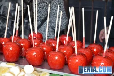 Inauguración del Mercado Medieval de Dénia – Manzanas de caramelo
