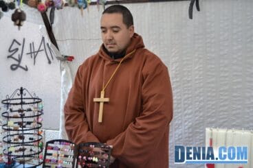 Inauguración del Mercado Medieval de Dénia – vendedor vestido de cura