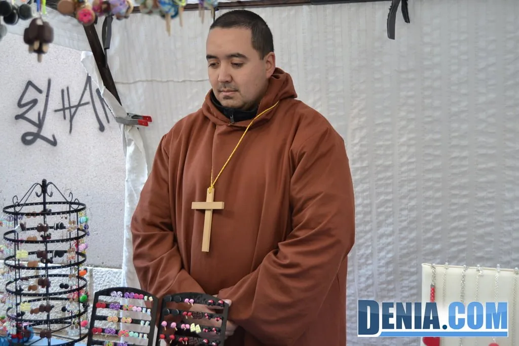 Inauguración del Mercado Medieval de Dénia - vendedor vestido de cura