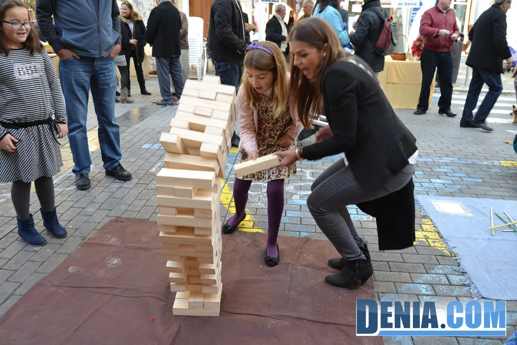 Feria del Juguete – Sara y Paloma jugando al Jenga