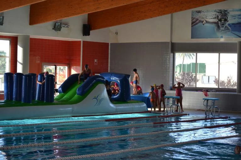 Actividades infantiles en la piscina del Centro Deportivo Dénia