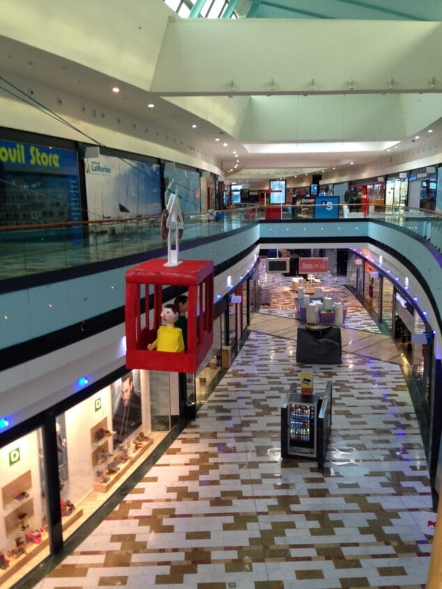 Árboles, funicular y piano gigante, ¡ya es Navidad en Portal de la Marina! 5 Actividades navideñas de Portal de la Marina