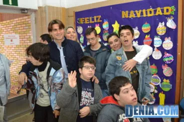 Alumnos junto a su idolo