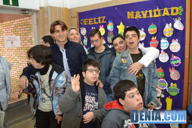 Alumnos junto a su idolo