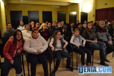 Asistentes a la charla sobre artistas falleros en Dénia