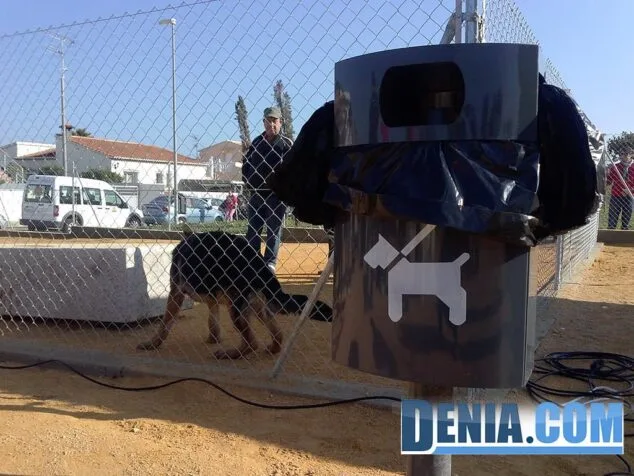 Dueños y mascotas se dan cita en la "Gran Fiesta" del parque canino 11 Basura y bolsas en el Pipican de La Pedrera