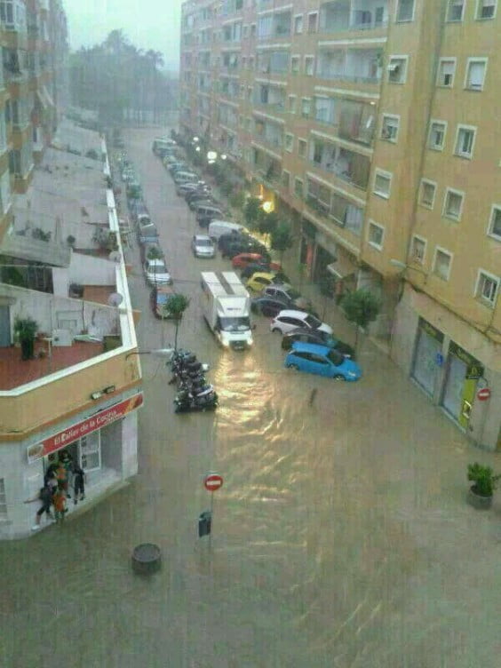 Calle Patricio Ferrándiz durante la tormenta en Dénia