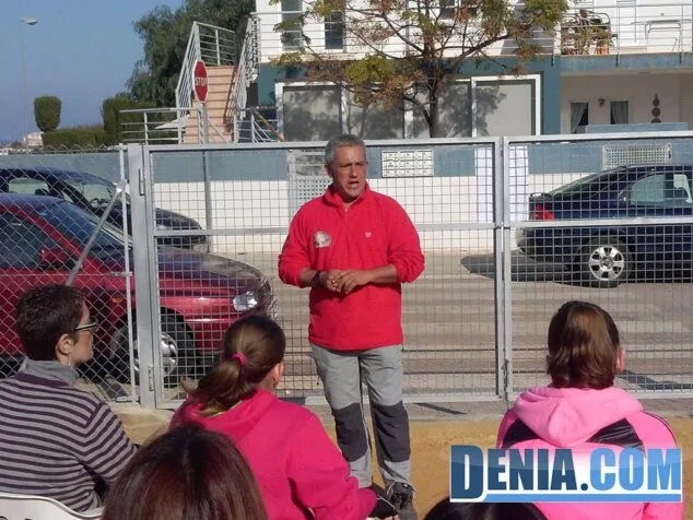 Dueños y mascotas se dan cita en la "Gran Fiesta" del parque canino 10 Charla sobre educación de mascotas
