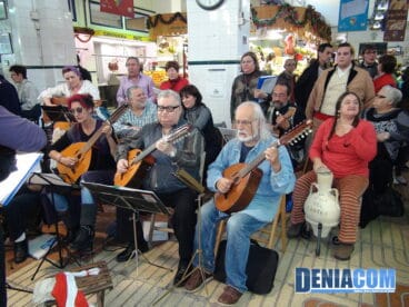 Colla del Cànter actuando en el Mercat de Dénia